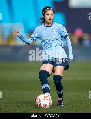 Joie Stadium, Manchester, Regno Unito. 20 ottobre 2024. Super League Football femminile, Manchester City contro Aston Villa; Yui Hasegawa del Manchester City attraversa la palla credito: Action Plus Sports/Alamy Live News Foto Stock