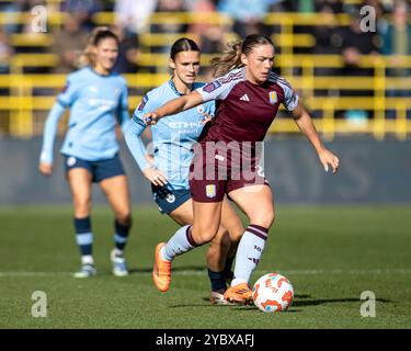 Joie Stadium, Manchester, Regno Unito. 20 ottobre 2024. Super League Football femminile, Manchester City contro Aston Villa; Kirsty Hanson dell'Aston Villa sotto pressione Credit: Action Plus Sports/Alamy Live News Foto Stock