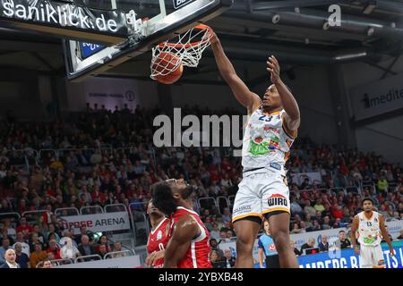 Bamberga, Germania. 20 ottobre 2024. Destra Godwin Omenaka (Rostock Seawolves) sinistra Keyshawn Feazell (Bamberg Baskets, #07) Bamberg Baskets - Rostock Seawolves/easyCredit-BBL/Basketball Bundesliga/Season 2024/25/Matchday 5/20.10.2024, Brose Arena Bamberg crediti: Daniel Löb/Loeb crediti: Daniel Löb/dpa/Alamy Live News Foto Stock