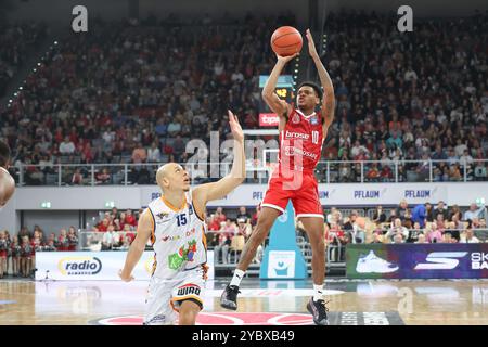 Bamberga, Germania. 20 ottobre 2024. Destra Ronaldo Segu (Bamberg Baskets, #10) sinistra Robin Amaize (Rostock Seawolves) Bamberg Baskets - Rostock Seawolves/easyCredit-BBL/Basketball Bundesliga/stagione 2024/25/Matchday 5/20.10.2024, Brose Arena Bamberg crediti: Daniel Löb/Loeb crediti: Daniel Löb/dpa/Alamy Live News Foto Stock