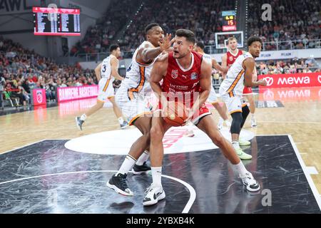 Bamberga, Germania. 20 ottobre 2024. Destra Filip Stanic (Bamberg Baskets, n. 65) sinistra Godwin Omenaka (Rostock Seawolves) Bamberg Baskets - Rostock Seawolves/easyCredit-BBL/Basketball Bundesliga/stagione 2024/25/Matchday 5/20.10.2024, Brose Arena Bamberg crediti: Daniel Löb/Loeb crediti: Daniel Löb/dpa/Alamy Live News Foto Stock