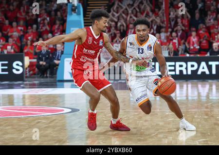 Bamberga, Germania. 20 ottobre 2024. Destra Bryce Hamilton (Rostock Seawolves) sinistra Ibrahim Watson-Boye (Bamberg Baskets, #02) Bamberg Baskets - Rostock Seawolves/easyCredit-BBL/Basketball Bundesliga/stagione 2024/25/Matchday 5/20.10.2024, Brose Arena Bamberg crediti: Daniel Löb/Loeb crediti: Daniel Löb/dpa/Alamy Live News Foto Stock