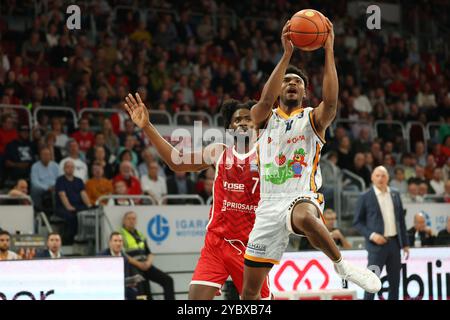 Bamberga, Germania. 20 ottobre 2024. Destra Bryce Hamilton (Rostock Seawolves) sinistra Keyshawn Feazell (Bamberg Baskets, #07) Bamberg Baskets - Rostock Seawolves/easyCredit-BBL/Basketball Bundesliga/stagione 2024/25/Matchday 5/20.10.2024, Brose Arena Bamberg crediti: Daniel Löb/Loeb crediti: Daniel Löb/dpa/Alamy Live News Foto Stock