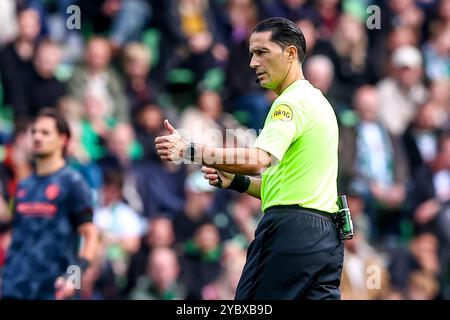 Groninga, Paesi Bassi. 20 ottobre 2024. GRONINGA, PAESI BASSI - 20 OTTOBRE: L'arbitro Serdar Gözübüyük reagisce durante l'incontro olandese Eredivisie tra FC Groningen e FC Utrecht all'Euroborg il 20 ottobre 2024 a Groninga, Paesi Bassi. (Foto di Pieter van der Woude/Orange Pictures) credito: Orange Pics BV/Alamy Live News Foto Stock