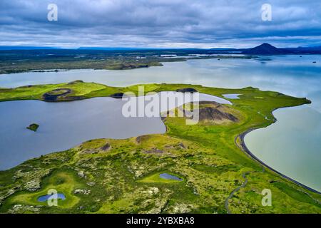 Islanda, regione Nordurland Eystra, Skutustadir, paesaggio vulcanico sul lago Myvatn, vista aerea Foto Stock