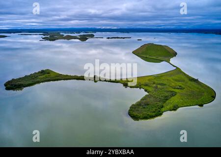 Islanda, regione Nordurland Eystra, Skutustadir, paesaggio vulcanico sul lago Myvatn, vista aerea Foto Stock