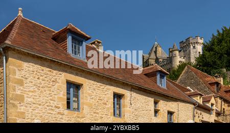 Castello di Montfort sopra il villaggio che lo circonda, Vitrac, Francia Foto Stock