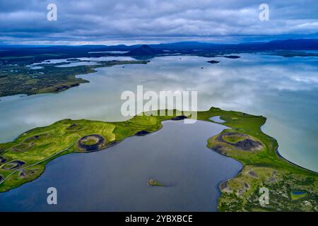 Islanda, regione Nordurland Eystra, Skutustadir, paesaggio vulcanico sul lago Myvatn, vista aerea Foto Stock