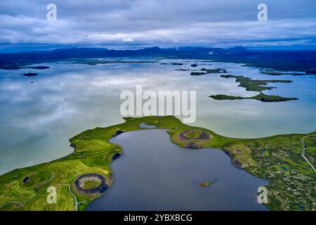 Islanda, regione Nordurland Eystra, Skutustadir, paesaggio vulcanico sul lago Myvatn, vista aerea Foto Stock