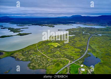 Islanda, regione Nordurland Eystra, Skutustadir, paesaggio vulcanico sul lago Myvatn, vista aerea Foto Stock