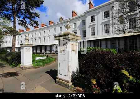 Architettura neoclassica vittoriana a Landsdowne Crescent, Leamington Spa Town, Warwickshire County, Inghilterra, Regno Unito Foto Stock