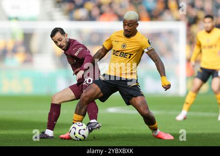 Wolverhampton, Regno Unito. 20 ottobre 2024. Mario Lemina dei Wolves (R) e Bernardo Silva del Manchester City in azione durante la partita di Premier League tra Wolverhampton Wanderers e Manchester City crediti: MI News & Sport /Alamy Live News Foto Stock