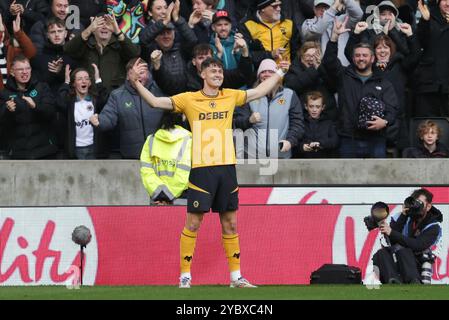 Wolverhampton, Regno Unito. 20 ottobre 2024. Jørgen Strand Larsen dei Wolves festeggia dopo aver segnato il primo gol della sua squadra durante la partita di Premier League tra Wolverhampton Wanderers e Manchester City Credit: MI News & Sport /Alamy Live News Foto Stock