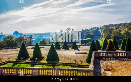 Incredibile vista di maggio sugli alberi di tasso topiario nella tenuta Sint-Cloud.- bellezza della natura a Parigi. Centro musicale sulla Senna (in lontananza) (su piccola isola) Foto Stock