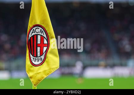 La bandiera d'angolo dell'AC Milan è stata vista durante la partita di calcio di serie A 2024/25 tra l'AC Milan e l'Udinese calcio allo Stadio San Siro Foto Stock