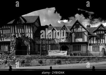 La facciata incorniciata in legno del Lord Leycester Hospital nella città di Warwick Warwickshire, Inghilterra; Regno Unito Foto Stock