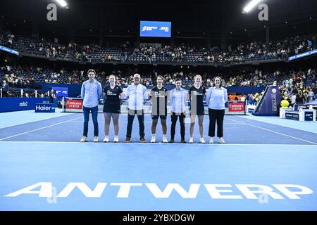 Anversa, Belgio. 20 ottobre 2024. Ragazze di palla, ragazzi di palla e membri dell'organizzazione posano dopo una partita di tennis nelle finali della competizione di doppio all'ATP European Open Tennis Tournament di Anversa, domenica 20 ottobre 2024. BELGA PHOTO TOM GOYVAERTS credito: Belga News Agency/Alamy Live News Foto Stock