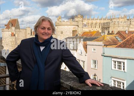 IMMAGINI DEI FILE. 20 ottobre 2024. Il famoso stilista di moda gallese David Emanuel, secondo quanto riferito, ha stipulato un accordo extragiudiziale con la sua ex moglie, Elizabeth Emanuel, riguardo alla presunta violazione del copyright. David ed Elizabeth Emanuel furono resi famosi progettando l'abito da sposa della defunta Principessa Diana per il suo matrimonio con il Principe Carlo. David Emanuel ha affermato che Elizabeth Emanuel ha riprodotto schizzi dei loro disegni per la principessa Diana, incluso il suo abito da sposa, senza il suo permesso e li ha messi in vendita. Windsor, Berkshire, Regno Unito. 19 febbraio 2016. Servizio fotografico con la stilista Davi Foto Stock