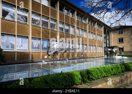 La Heron Sculpture Fountain fuori dalla Warwick Library and Information Centre, Warwick Town, Warwickshire, Inghilterra Foto Stock