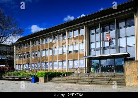La Heron Sculpture Fountain fuori dalla Warwick Library and Information Centre, Warwick Town, Warwickshire, Inghilterra Foto Stock