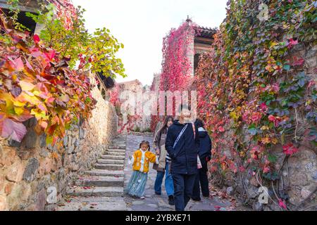 Pechino, Cina. 20 ottobre 2024. La gente si gode il paesaggio autunnale nella Gubei Water Town a Pechino, capitale della Cina, 20 ottobre 2024. Crediti: Chen Yehua/Xinhua/Alamy Live News Foto Stock