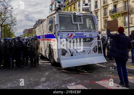 Francia, Parigi. 1° maggio 2023. Tensioni e scontri si verificano durante le marce del giorno di maggio a Parigi tra gruppi di manifestanti violenti e forze di polizia. Secondo il ministero degli interni francese, decine di agenti di polizia sono stati feriti a livello nazionale e più di 290 manifestanti sono stati arrestati. Molti manifestanti del maggio si erano mobilitati contro la recente legge del presidente francese Emmanuel Macron che innalzava l’età pensionabile da 62 a 64 anni Foto Stock