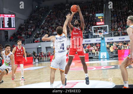 Bamberga, Germania. 20 ottobre 2024. Right Keyshawn Feazell (Bamberg Baskets, #07) Left Elias Baggette (Rostock Seawolves) Bamberg Baskets - Rostock Seawolves/easyCredit-BBL/Basketball Bundesliga/Season 2024/25/Matchday 5/20.10.2024, Brose Arena Bamberg Credit: Daniel Löb/Loeb Credit: Daniel Löb/dpa/Alamy Live News Foto Stock