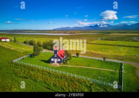 Islanda, regione del Sudurland, veduta aerea della chiesa di Kirkjubaer Foto Stock