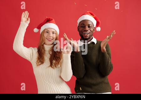 Festeggiamo le vacanze con Joyful Expression e i cappelli festivi Foto Stock