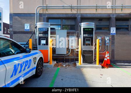 Un'auto elettrica della polizia Ford Mustang Mach e GT della polizia di New York presso una stazione di ricarica EV ChargePoint del Dipartimento dei servizi amministrativi di tutta la città. Foto Stock