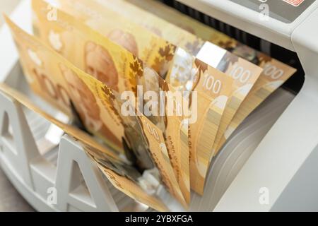 Soldi del Canada. Dollari canadesi in macchina di conversione. Concetto di business finanziario, primo piano Foto Stock