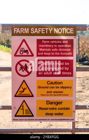 Avviso di sicurezza dell'azienda agricola su un cancello di campo che elenca pericoli o pericoli, Inghilterra, Regno Unito Foto Stock