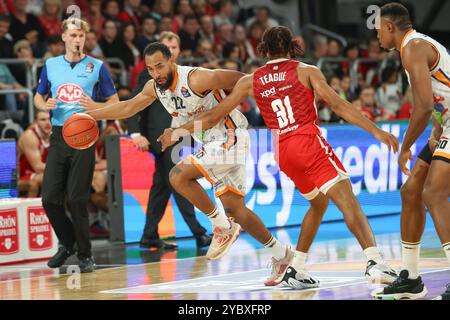 Bamberga, Germania. 20 ottobre 2024. Destra Nijal Pearson (Rostock Seawolves) sinistra MaCio Teague (Bamberg Baskets, #31) Bamberg Baskets - Rostock Seawolves/easyCredit-BBL/Basketball Bundesliga/stagione 2024/25/Matchday 5/20.10.2024, Brose Arena Bamberg crediti: Daniel Löb/Loeb crediti: Daniel Löb/dpa/Alamy Live News Foto Stock