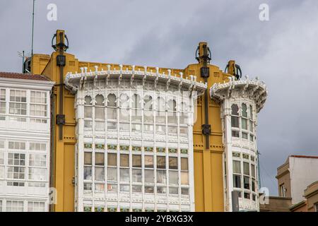 Una Coruna, Spagna. Le Galerias de la Marina, case con balconi chiusi con falegnameria in legno dipinta di bianco e una grande superficie in vetro Foto Stock