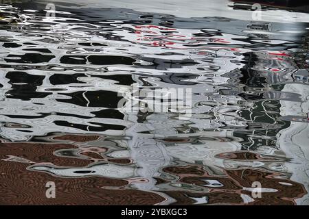 Bergen, Norvegia 8 settembre 2024 luci e riflessi in barca nel porto di Bergen Foto Stock