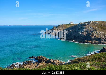 Escursione femminile al famoso faro di Pointe de Millier, Cap Sizoun, Bretagna, Francia Foto Stock