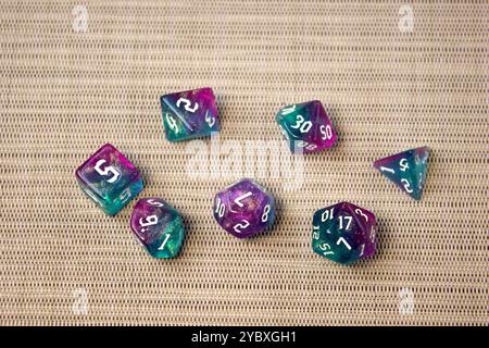 Set di dadi per giochi da tavolo fantasy dnd e rpg. Dadi poliedrici da gioco da tavolo con lati diversi isolati su sfondo bianco Foto Stock