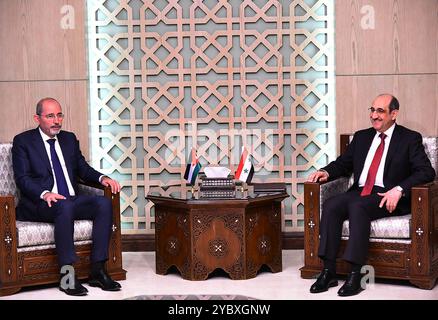 Damasco, Siria. 20 ottobre 2024. Il ministro degli Esteri siriano Bassam Sabbagh (R) tiene colloqui con il ministro degli Esteri giordano Ayman Safadi in visita a Damasco, Siria, 20 ottobre 2024. Crediti: Ammar Safarjalani/Xinhua/Alamy Live News Foto Stock