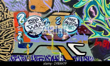 Un graffito a Berlino-Kreuzberg che recava "Stop War”, "Palestina libera” e le parole "From Hamas” sono state cancellate Foto Stock