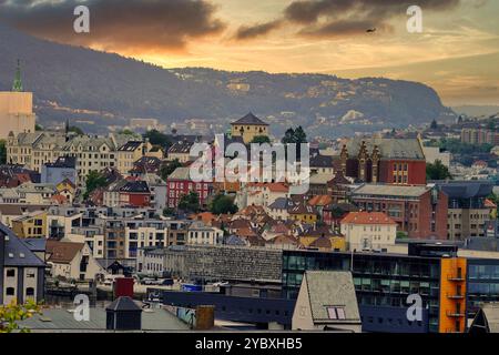 Bergen, Norvegia 8 settembre 2024 il sobborgo Sydnes di Bergen presso l'attracco dell'incrociatore. Foto Stock