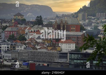 Bergen, Norvegia 8 settembre 2024 il sobborgo Sydnes di Bergen presso l'attracco dell'incrociatore. Foto Stock