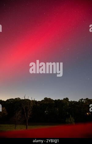 Una "grave" tempesta solare ha reso visibile l'aurora boreale negli Stati Uniti molto più a sud del solito, portando un'incredibile esposizione di sfumature in tutto il mondo Foto Stock