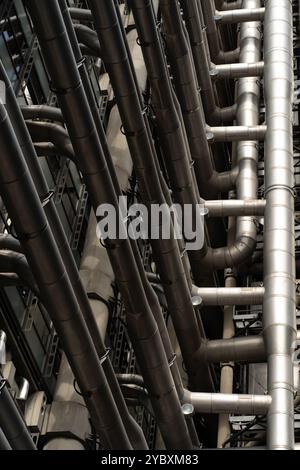 Tubi metallici industriali sull'esterno dell'edificio - Dettagli architettonici urbani con infrastrutture moderne Foto Stock