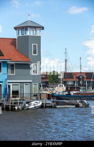 Il Reitdiephaven si trova sul Reitdiep. Le famose case colorate meritano una visita. Il porto si trova sulla circonvallazione di Groningen Foto Stock