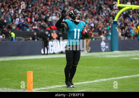 Wembley Stadium, Londra, Regno Unito. 20 ottobre 2024. NFL UK Football, New England Patriots contro Jacksonville Jaguars; il wide receiver dei Jacksonville Jaguars Parker Washington corse un ritorno per 96 yard segnando un touchdown per 10-20. Credito: Action Plus Sports/Alamy Live News Foto Stock