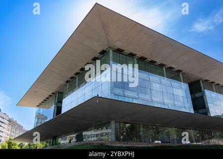 Barcellona, Spagna - 22 luglio 2022: Edificio Nexus II dell'architetto Ricard Bofill, attualmente occupato dall'Universitat Politècnica de Catalunya Foto Stock