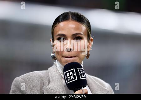 Torino, Italia. 19 ottobre 2024. Diletta Leotta, giornalista di DAZN Italia, guarda durante la partita di calcio di serie A tra Juventus FC e SS Lazio allo Stadio Allianz il 19 ottobre 2024 a Torino. Crediti: Marco Canoniero/Alamy Live News Foto Stock