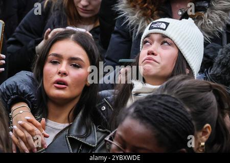 Londra, Regno Unito. 20 ottobre 2024. I fan si riuniscono a Hyde Park per una veglia commemorativa presso la statua di Peter Pan, lasciando fiori, palloncini e cimeli. Si stima che più di 2000 persone in lutto partecipassero alla veglia nelle prime ore. L'ex stella di una direzione Liam Payne è morto all'età di 31 anni a Buenos Aires, Argentina, mercoledì scorso, dopo essere caduto da un balcone, le circostanze della sua morte devono ancora essere pienamente stabilite. Crediti: Imageplotter/Alamy Live News Foto Stock