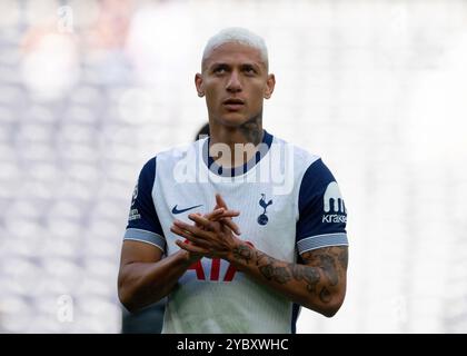 Londra, Regno Unito. 19 ottobre 2024. Richarlison di Tottenham Hotspur guarda. Partita di Premier League, Tottenham Hotspur contro West Ham Utd allo stadio Tottenham Hotspur di Londra sabato 19 ottobre 2024. Questa immagine può essere utilizzata solo per scopi editoriali. Foto per uso editoriale di Sandra Mailer/Andrew Orchard fotografia sportiva/Alamy Live news Credit: Andrew Orchard fotografia sportiva/Alamy Live News Foto Stock