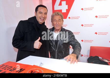 Frankfurter Buchmesse 2024. Sänger Peter Maffay und Comedian Bülent Ceylan am 20.10.2024 auf der Frankfurter Buchmesse. 20241020MWI011952 *** Frankfurter Buchmesse 2024 il cantante Peter Maffay e il comico Bülent Ceylan il 20 10 2024 a Frankfurter Buchmesse 20241020MWI011952 Foto Stock